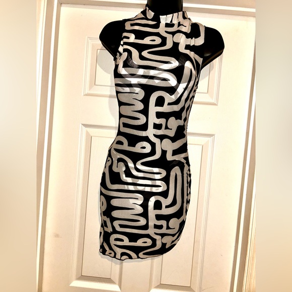 NWOT Black and White Abstract Print Bikini Set with Coverup - Picture 7 of 7